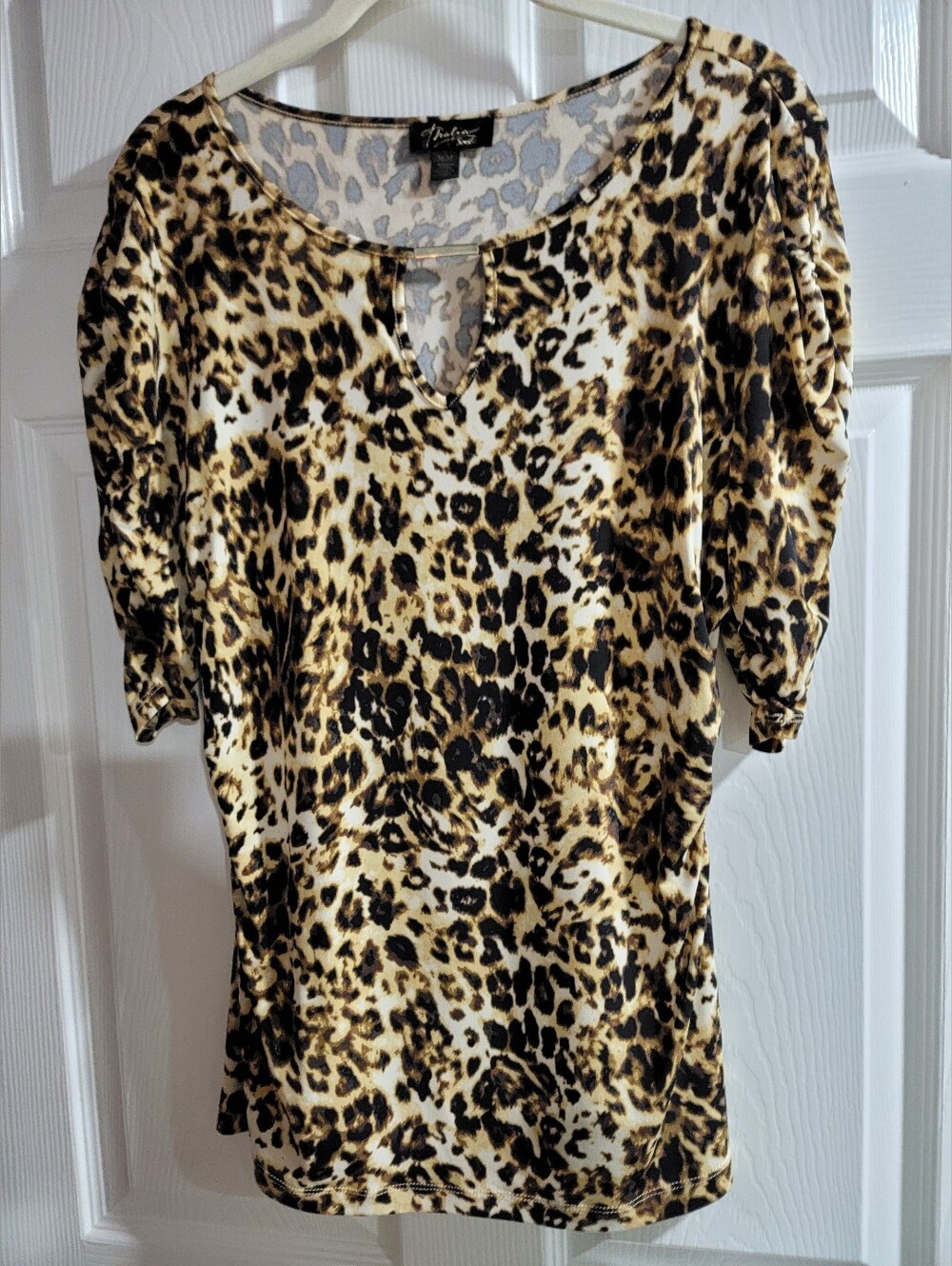 CLOSET CLEANOUT-Lot of 4 Women's Short Sleeve Tops- size Mediums- great shape - Picture 9 of 12